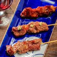 和牛本来の香りと味があり、あか身肉の旨さと良質でほどよい脂肪のバランスが特徴の阿蘇のあか牛で、トモバラ、ウデ、肩ロースの3種食べ比べです。
※塩・たれどちらでもわさびは添えて提供します。