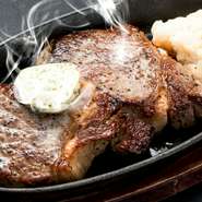 牛ハラミのステーキをトリュフソースでお召し上がりください