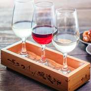 博多ワイン醸造所竹乃屋JRJP店で醸造した樽出し生ワインの飲み比べ。
濾過や加熱処理を行った瓶詰ワインでは味わえないおいしさをお楽しみ頂けます。
※ワインの種類は季節などにより異なります。