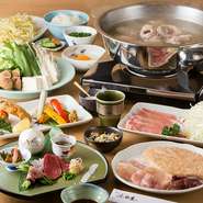 水炊きには「生後九十日の赤鶏」を使用。鮮度・品質にこだわり。丸鶏で仕入れています。良質な鶏ガラをたっぷり使いとった透明なスープは、鶏のエキスが溶け込み深い味わいになっています。