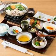 小ぶりのお鍋と小鉢2品、ご飯に香物・デザート付き。ランチタイムをリッチに彩る『水炊き御膳』。1人前からオーダー可能です。