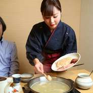 お鍋の進行は仲居さんがリードしてくれるというのも頼もしい限り。丁寧なもてなしにより、1口ひとくちを一層美味しく楽しむことができます。心置きなくこだわりの水炊きを堪能あれ。