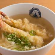 ファミリー利用も歓迎の【和八】。柔らかく食べやすい博多うどんは、小さい子どもやお年寄りでも安心して楽しめます。家族三世代で足を運んでみるのもおすすめです。