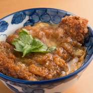 うどんだけでなく、天ぷらやお肉といったうどんのお供をメインにしたご飯ものにも注目。『かつ丼』のかつにふんわり卵、こだわりの出汁が香る『かつ丼』も、おすすめの逸品です。