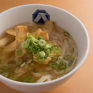 「自家製麺」を使用したうどん。博多流のうどんは柔らかく食べやすいことが特徴。【和八】のうどんは、さまざまな食材ともマッチすることから多彩なバリエーションで楽しむことができます。
