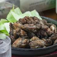 炭の豊かな香りが食欲をそそる『霧島鶏炭火焼き』をはじめ、お酒がますます美味しくなりそうな鶏料理が多数。手軽に楽しめるコース料理もあり、各種宴会にもおすすめの一軒です。