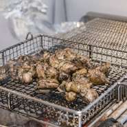 九州産の銘柄鶏を扱う【もも焼き 伴鳥】。雄大な自然環境で育て上げられた鶏は、深い肉の旨みと程よい弾力とジューシーさが自慢。その美味しさを最大限に引き出す逸品を賞味あれ。