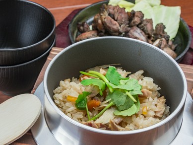 鶏の旨みがご飯に溶け込んだ〆の『かしわ飯』