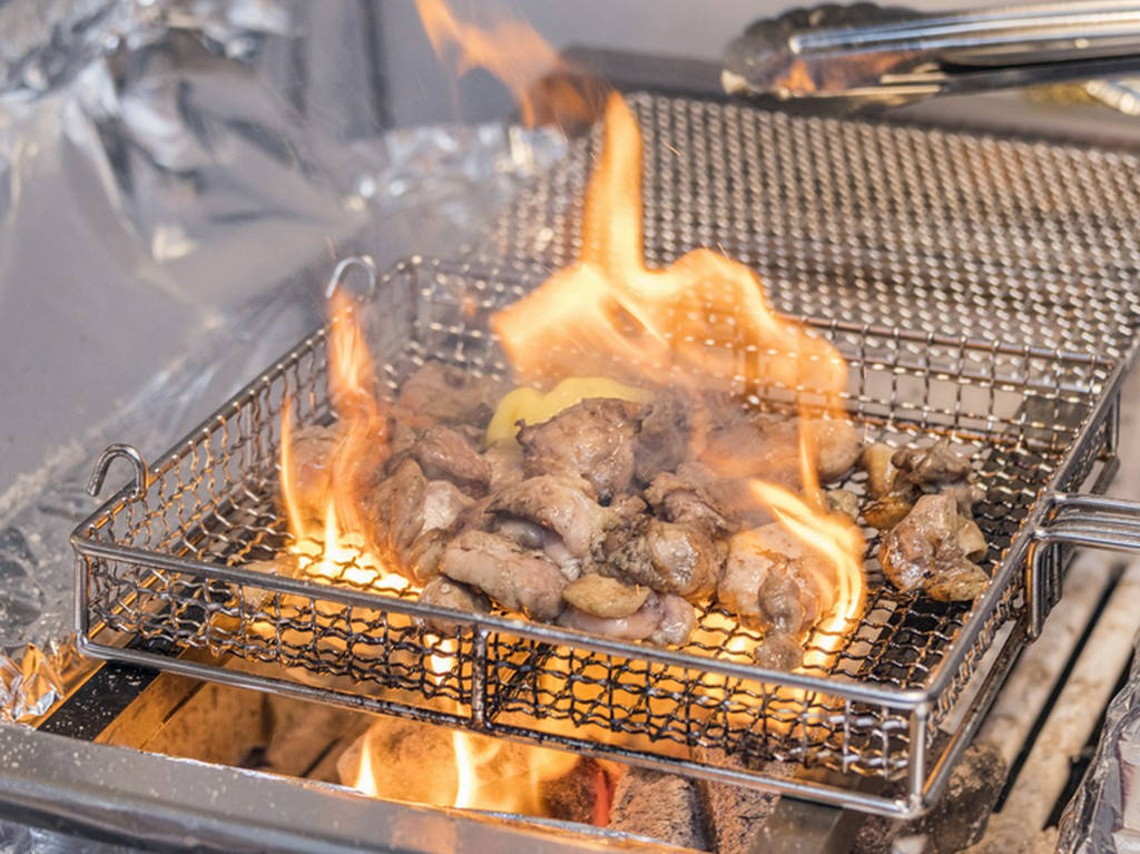 食欲をかきたてる『霧島鶏炭火焼き』