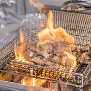 高温で一気に焼き上げることで、旨みを閉じ込める『霧島鶏炭火焼き』。備長炭の香りがお肉を包み込み、食欲をかきたてる、スモーキーな風味に仕上がります。