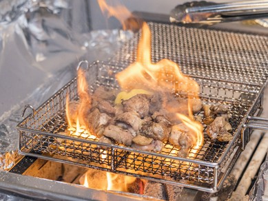 食欲をかきたてる『霧島鶏炭火焼き』