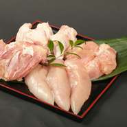 養鶏家たちの手によって、誠心誠意込めて育て上げた「鶏」。自慢の「鶏」は、宮崎の自社工場内で加工。万全な衛生管理体制の下、店舗まで届けられます。