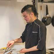 菊池氏曰く“毎日がお店にいらっしゃるお客さまにとっての特別な日”。料理人として美味しい料理を届けるという意識だけでなく、特別な1食をしっかりと演出できるように心がけています。