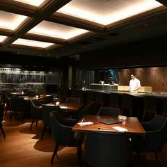 自然の素材を取り入れた、上質な黒のラグジュアリー空間