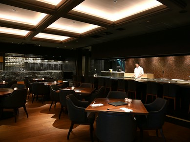 自然の素材を取り入れた、上質な黒のラグジュアリー空間