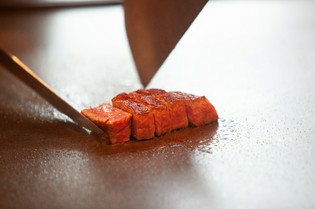 見極め、繊細に焼き上げる「黒毛和牛」