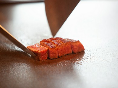 見極め、繊細に焼き上げる「黒毛和牛」