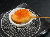 1粒ひとつぶがピンと張りつめたツブツブいくらと、脂の乗った鮭の絶妙なコンビネーション。ふたつの素材のコントラストが、五感を刺激します。