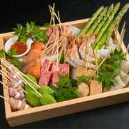 串揚げを中心に構成されたコース『おきまり』。特選串揚げに旬の串揚げ、季節の料理も交えながら、旬の味覚を満喫できます。
