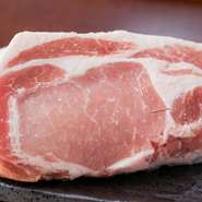 鹿児島県産「黒豚」を使用。丁寧に施されたすじ切りに、口にしたときに絶妙なジューシーさになるように脂身を調整するなど、良い食材にこだわることはもちろん、1枚を大切に調理することを心がけています。
