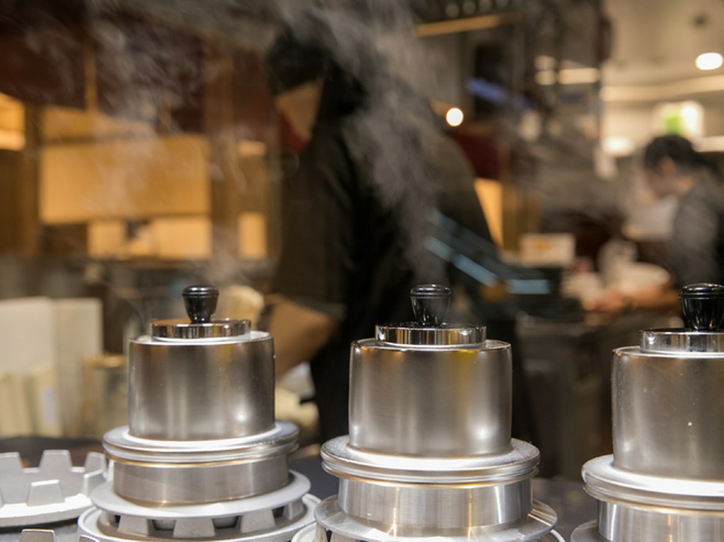 炊きたてを提供する『銀シャリ釜めし』