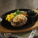 和風ハンバーグの定番おろしハンバーグですが、グリル大宮ではポン酢ベースのソースに柚子胡椒・和風だしを入れたオリジナルソースです。