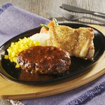 とり皮をパリッと焼き上げたチキングリルとジューシーハンバーグのコンボ!!オリジナルソースでお召し上がりください。
