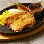 濃い味わいが特徴の九州鶏は、歯ごたえもありジューシー!!皮をカリッと香ばしく焼き上げました。