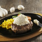 ふんわりとのったトッピング。ガーリックとバターの風味が食欲をかきたてます。