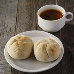 各種単品メニューにプラスできるセットメニュー。ライスもしくはパンに、スープ
