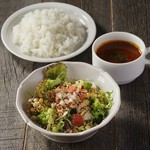 各種単品メニューにプラスできるセットメニュー。ライスもしくはパンに、スープ、特製のミニサラダ