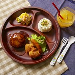 ハンバーグ・唐揚げ・ソーセージ・ポテトサラダ・デザート・ドリンク。子どものためのプレートです。
