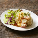 かねふく明太子を使用したソースが掛かったオリジナルのポテトサラダ