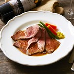 牛のモモ肉を使用したローストビーフ。お店でマリネし低温でじっくり焼き上げた逸品です。オリジナルソースとの相性もばっちり！