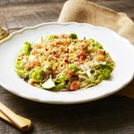 クスクス（タブレ）・赤レンズ豆をベースに彩りの良い野菜を使用した特製大宮サラダ。シンプルに塩とオリーブオイルのドレッシングでお召し上がり下さい。