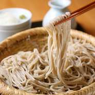 こだわり蕎麦。福井や茨城など国内各地の契約農家から、その時期でもより良い仕上がりの蕎麦の実を取り寄せています。旬の食材と共に楽しむ季節限定のメニューもお見逃しなく。