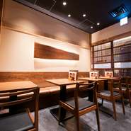 ゆったりリラックスできる店内。時間を忘れてくつろげそうです。日本酒は福島「奥の松」をはじめ、蕎麦の産地を中心にセレクト。蕎麦との相性は言わずもがな。今夜のお供にいかが。