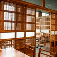 木の温もりとさりげない照明がアクセント。カジュアルに江戸前の粋を漂わせる店内。女子会やファミリー利用も歓迎。気軽に足を運べそうです。