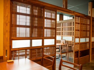 気軽に足を運べるカジュアルな店内