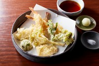 (海老3尾、野菜5種)
ぷりっぷりの海老３尾と旬の野菜を天ぷらに。
春のおいしさが詰まった季節限定の天ぷら盛り合わせ。
※仕入により野菜の種類は変わります。
写真はイメージ。