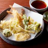 （海老3尾、野菜5種）ぷりっぷりの海老３尾と旬の野菜を天ぷらに。夏のおいしさが詰まった季節限定の天ぷら盛り合わせ。※仕入により野菜の種類は変わります。　※写真はイメージ。