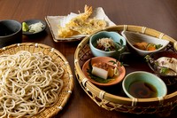 ・4点盛り
・天ぷら(海老と野菜2点)
・もりそば または かけそば
※写真はイメージです