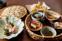 一人前より
・4点盛り
・本日のお造り
・天ぷら(海老と野菜2点)
・もりそば または かけそば
・煎りそば粉のあんこ玉