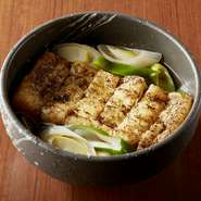 甘みを増したとろとろの下仁田ねぎをたっぷり使った冬限定のお蕎麦。こだわりの出汁がしっかりと染み込んだ京揚げが堪りません。