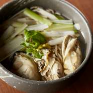 広島県産のぷりぷりとした牡蠣をたっぷりを使った冬限定の牡蠣南蛮そば。冬の旨味がぎゅっと詰まった牡蠣の風味が熱々の出汁に溶け込みます。