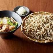 露深い丹波地方で長時間育てられた丹波赤どりのジューシーな旨味が溶け出す冬のつけ汁そば。冬に旬を迎える蕪おろしのほのかな甘みが赤どりの味わいを引き立てます。たっぷりとお蕎麦に絡めてお召し上がりください。