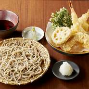 春菊、蓮根、かぼちゃんどの冬野菜とぷりぷりの海老2尾をカラッと揚げた冬の天せいろです。さっぱりとしたおろし大根が食欲をそそります。