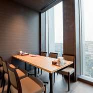 甕出し紹興酒をはじめ、ドリンクメニューも充実。わいわい賑やかにパーティーをしたいときも、お酒と共にじっくりと料理を味わいたいときも活躍してくれます。