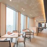 開放的な大きな窓。スタイリッシュな印象の店内は女子会にもうってつけです。点心とお酒を囲みながら、和やかにガールズトークを繰り広げてみませんか。