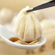 つややかな皮に包まれたアツアツの美味しさ。シンプルさゆえに奥の深い逸品。生地はスープが透けて見えるほどの薄さ。点心師の繊細な技術が光ります。